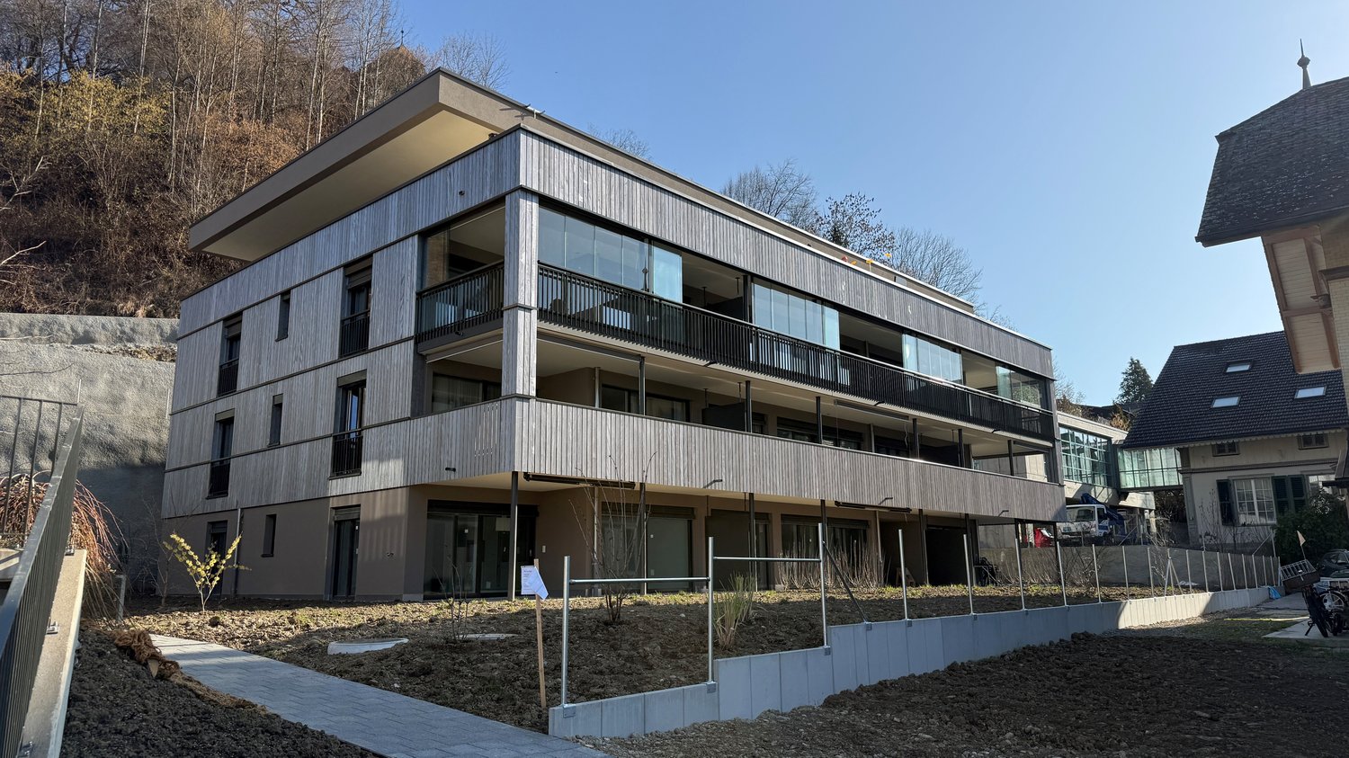 Erstbezug! Hochwertige 3.5-Zimmer-Wohnung mit verglastem Balkon - Bild 3