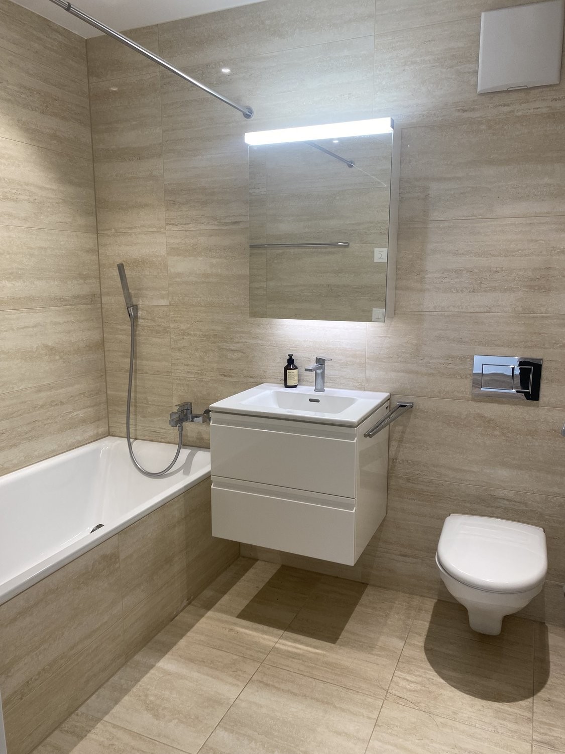 Ihr neues Wohnglück für Paare und Familien! - Bad mit Badewanne