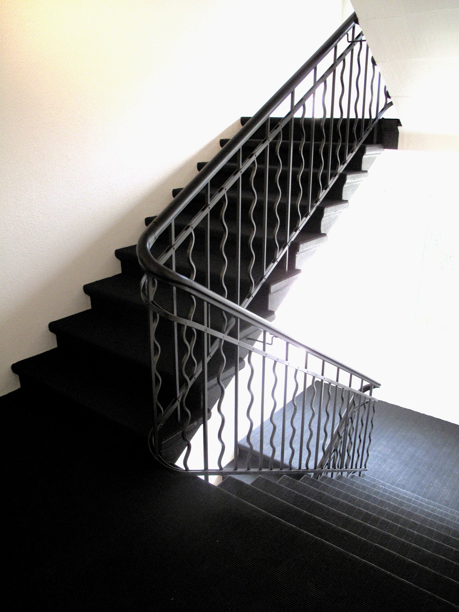 Attraktive Designer-Wohnung mit traumhafter Seesicht - gepflegtes Treppenhaus