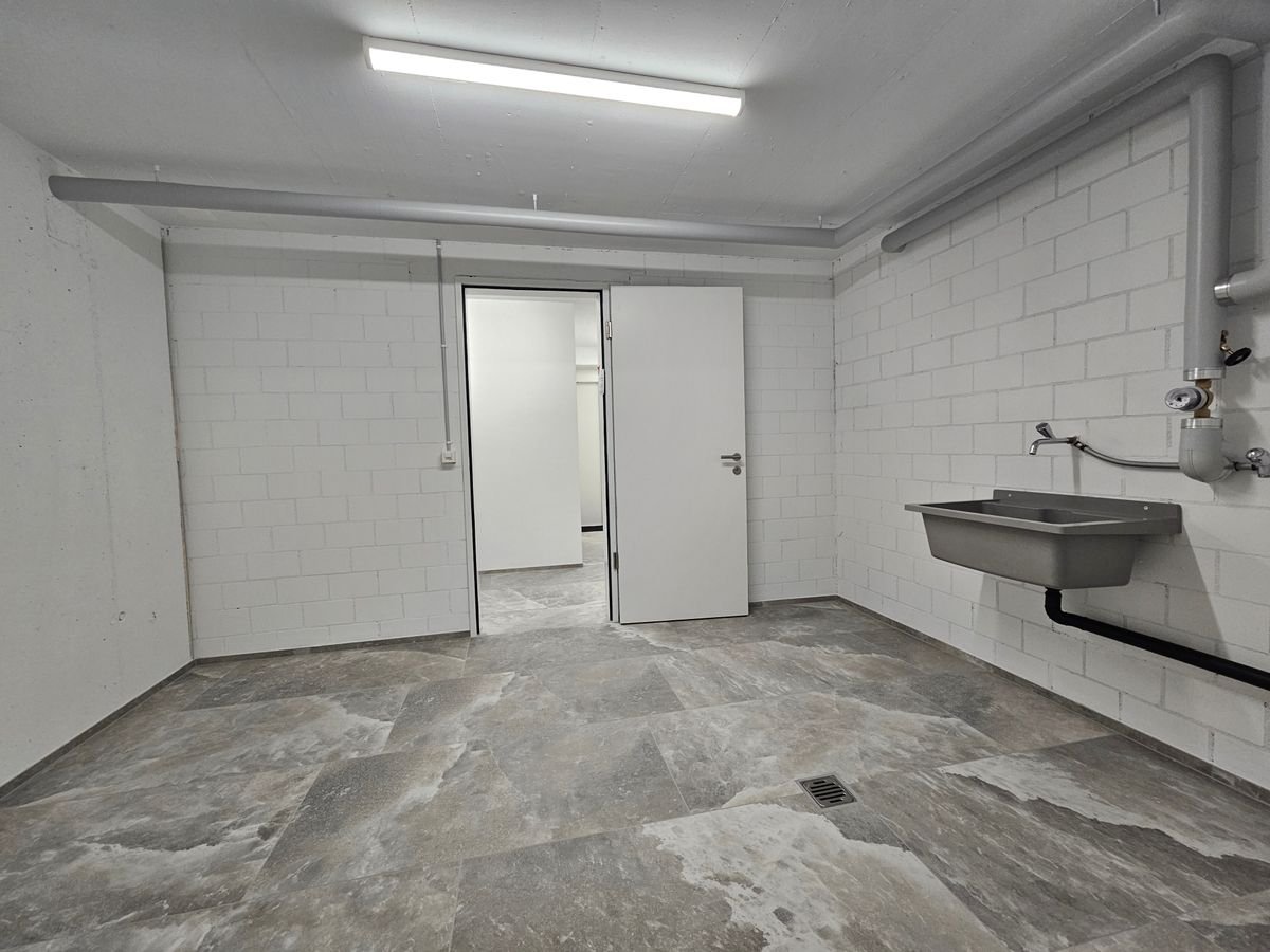 NEUBAU AN TOPLAGE MIT GROSSZÜGIGEM SITZPLATZ (88 M²) SOWIE EIGENER WASCHKÜCHE UND KELLER (23 M²) DIE WOHNUNG KANN AUF WUNSCH AUCH MÖBLIERT GEMIETET WERDEN. - Waschküche / Keller