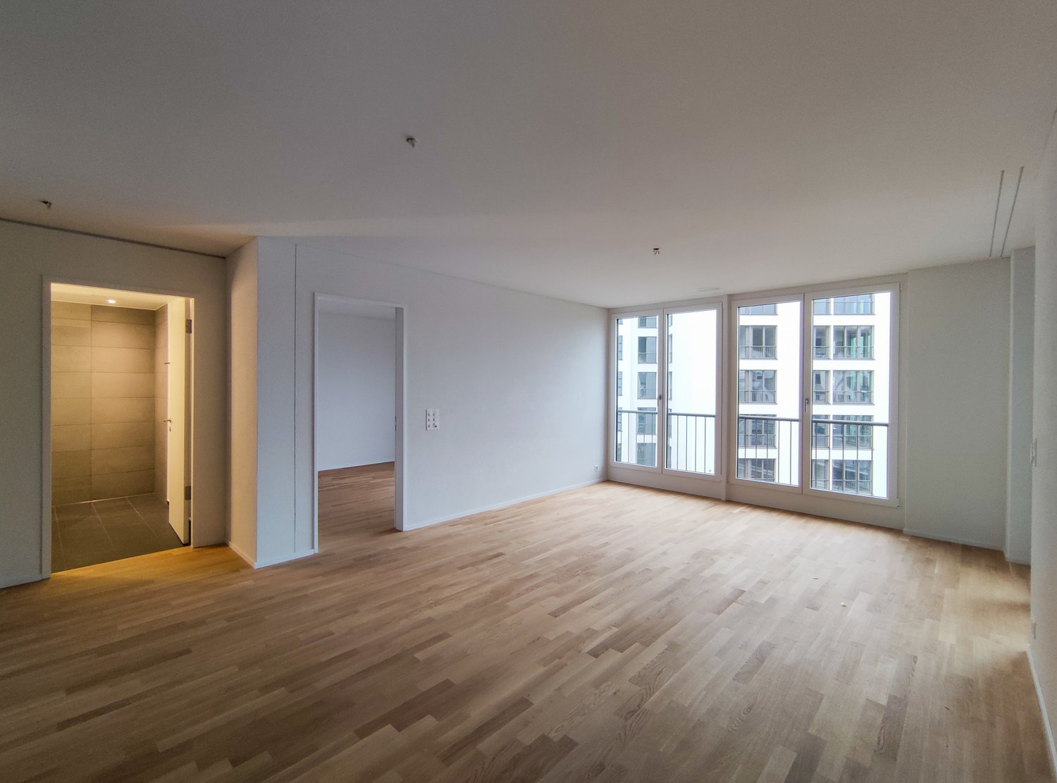 Moderne Neubauwohnung mit Balkon in sonniger Lage – 3.5 Zimmer - Wohnen/Essen
