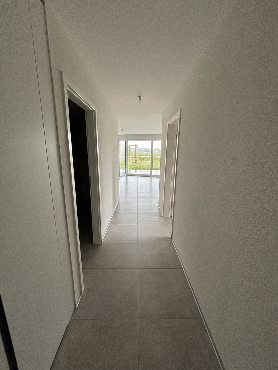 Très beau 2.5 pièces avec terrasse, proche des commerces - Bild 3