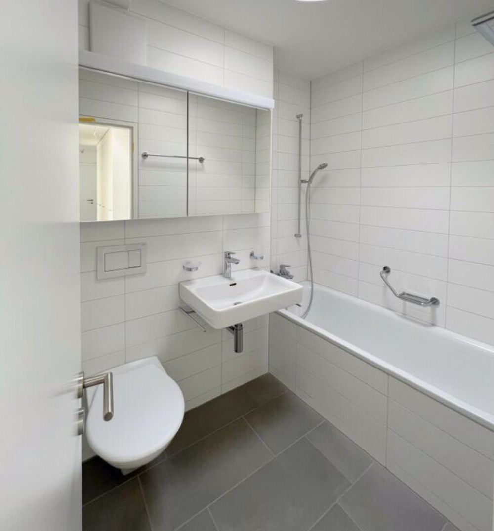 Erstbezug unserer neu sanierten 3.5 Zimmerwohnung! - Bad mit Badewanne