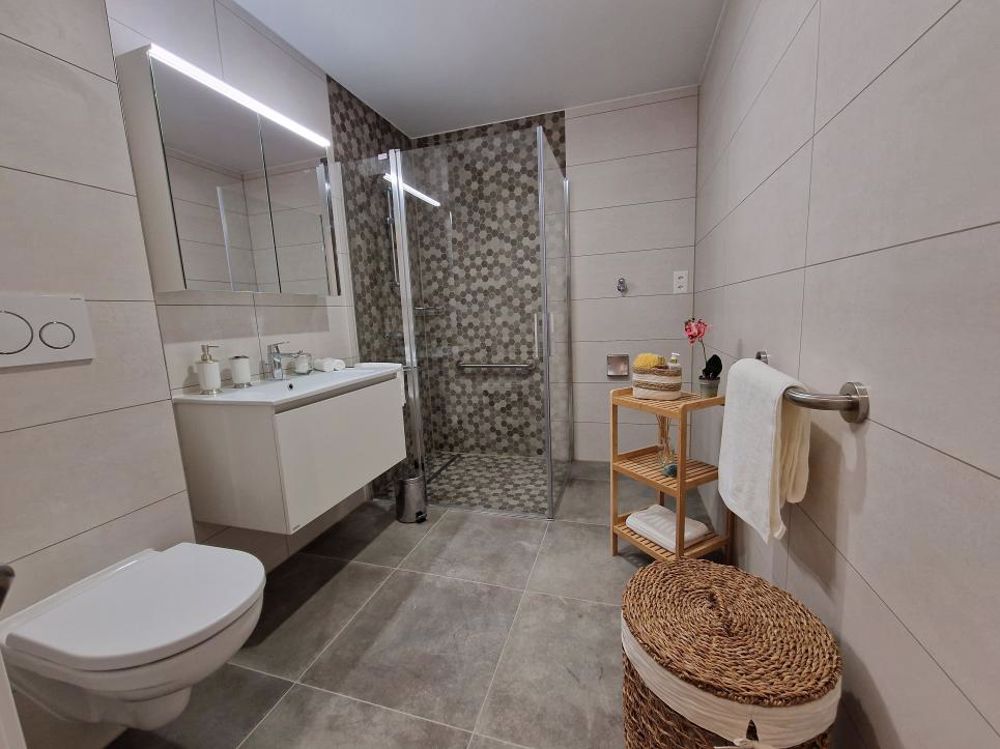 Appartement neuf de 2.5 pièces au 1er étage adapté pour personne âgée avec balcon de 44 m2 - Bild 2