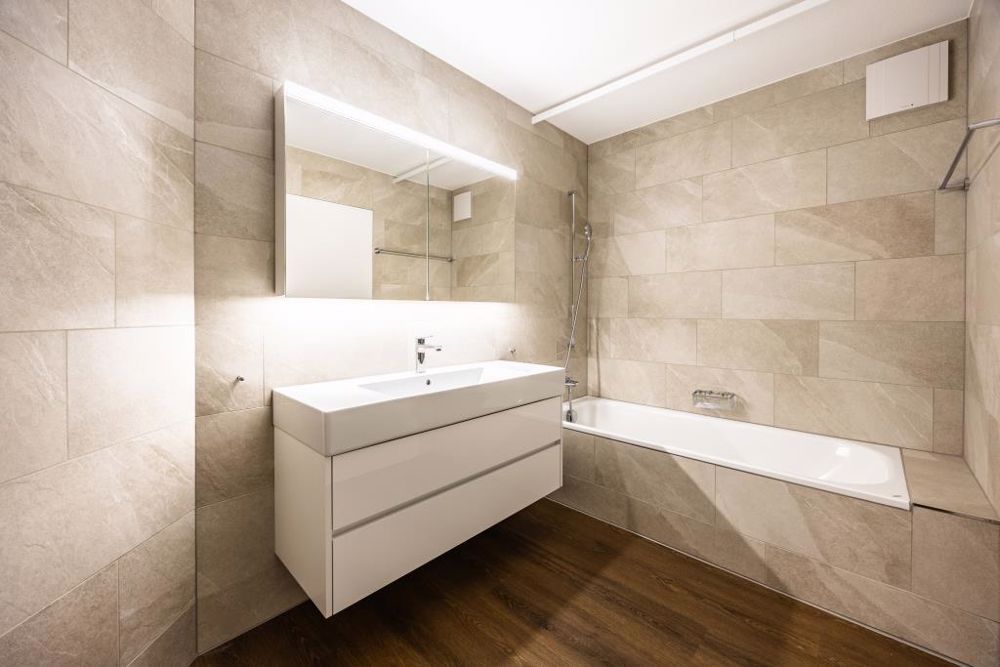 Erstbezug nach Sanierung - moderne 4.5-Zimmer-Wohnung - Badezimmer 1