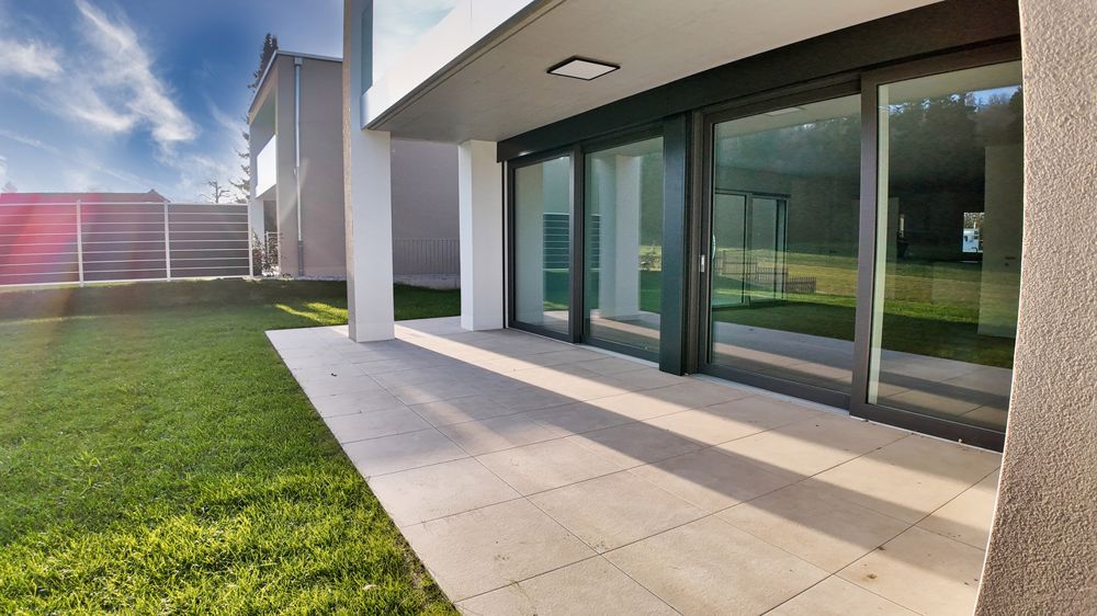 Dernière villa de 5 pces à louer à Domdidier / FR (villa D) - Vue extérieure - terrasse