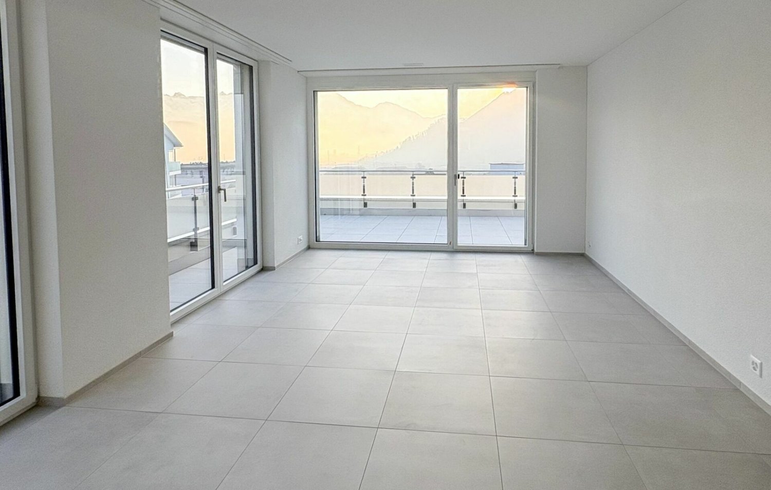 Erstvermietung: 3.5-Zimmer-Attikawohnung mit See- und Bergblick - Wohnzimmer - Referenzbild