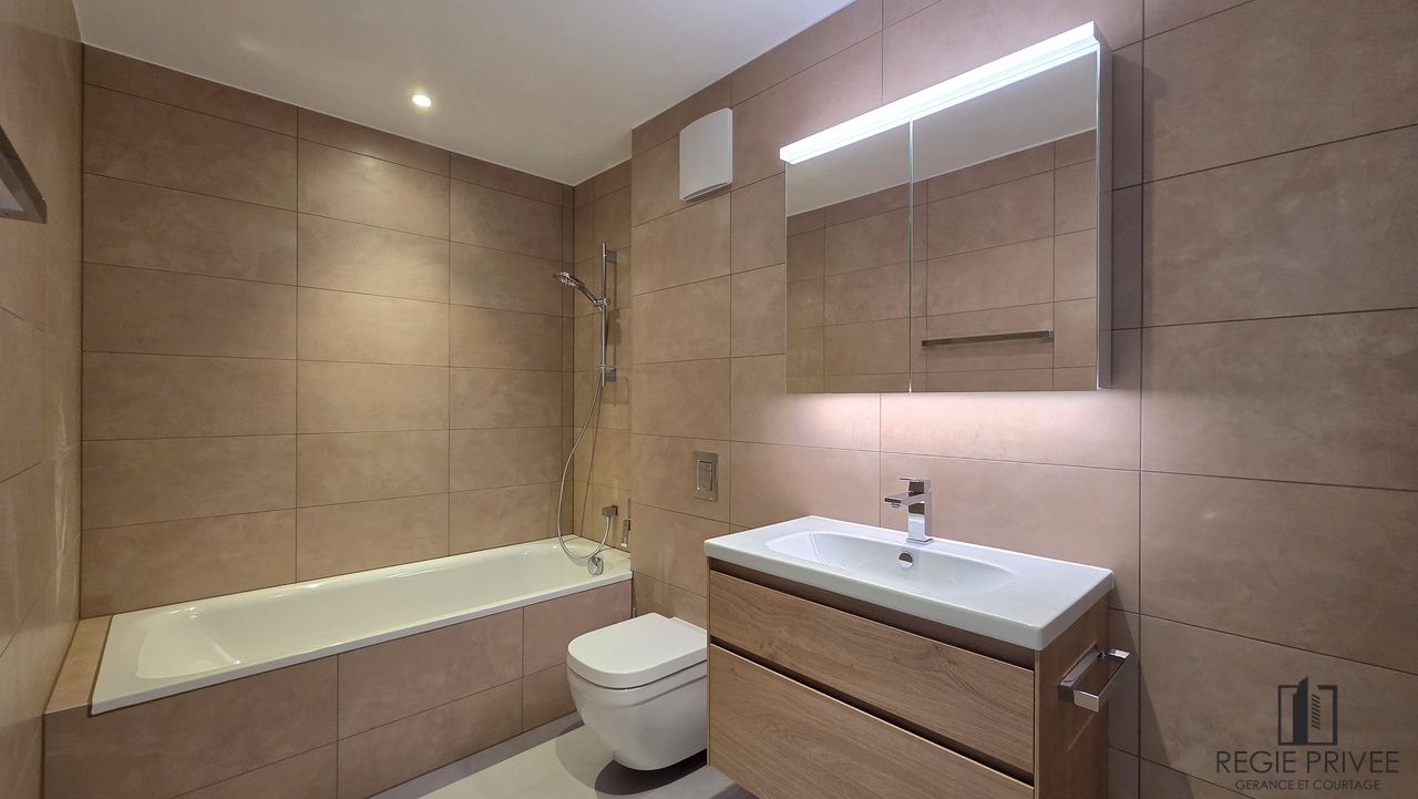 2.5 pièces neuf de standing avec jardin - Salle de bains