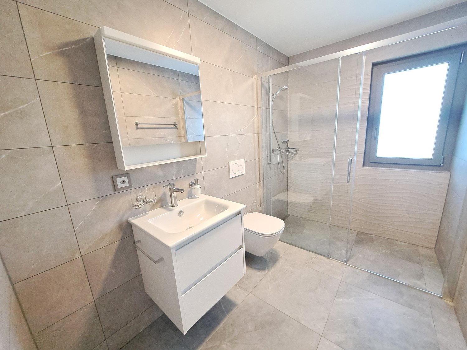 A louer magnifique appartement de 2,5 pièces dans un immeuble neuf avec place de parc dans le garage - Bild 7