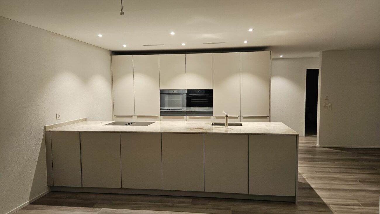 ERSTVERMIETUNG - Wohnen am ehemaligen Weinrebenhang in Stäfa - Küche