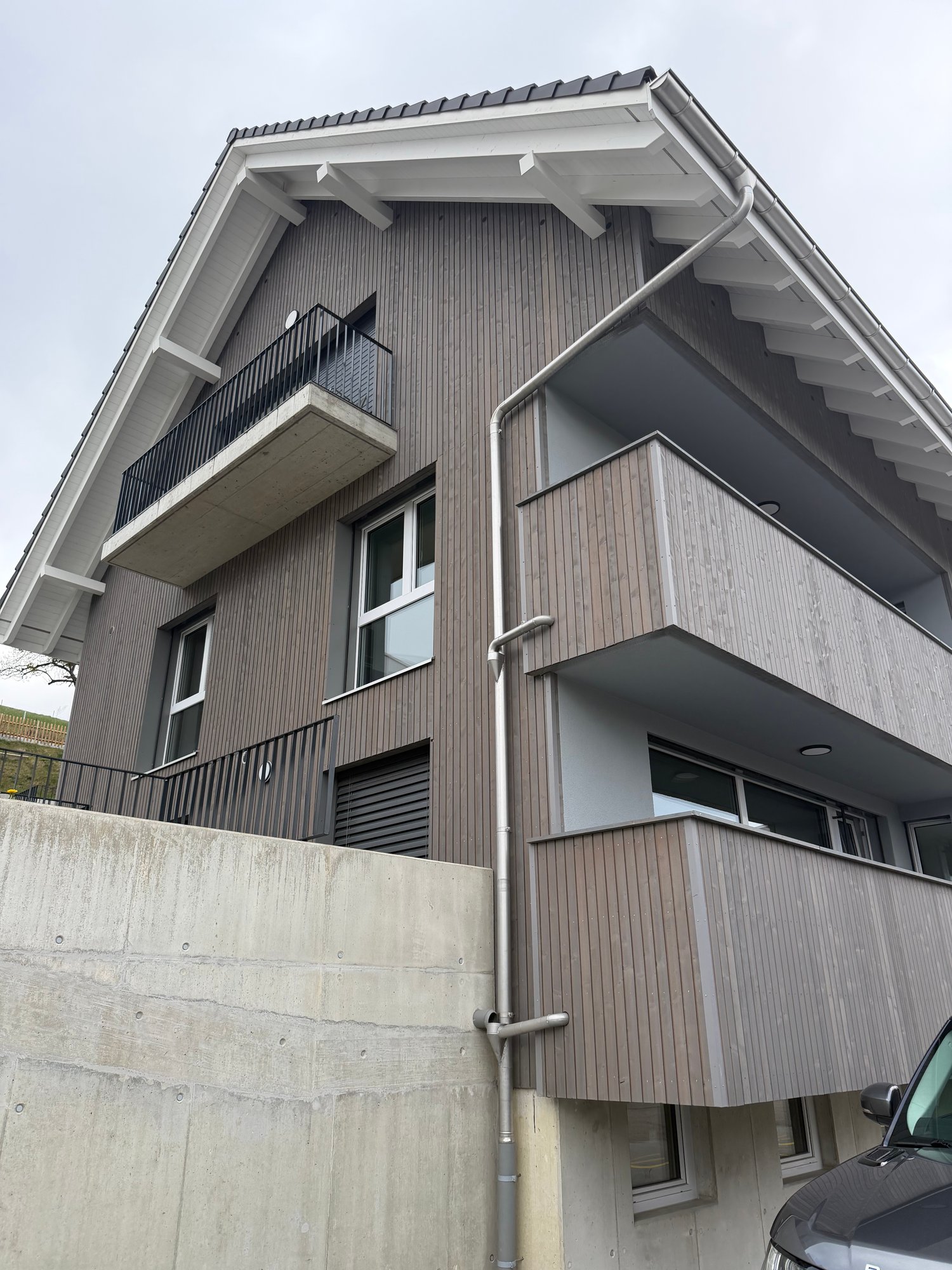 Moderne 3.5-Zimmer-Wohnung mit Balkon und Bergblick in Oberburg - Bild 1