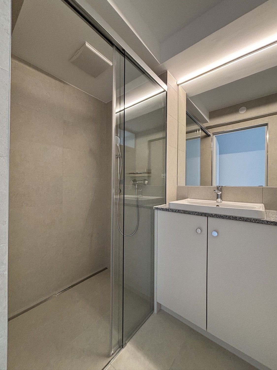 Erstbezug: frisch sanierte Wohnung an ruhiger Quartierstrasse - Bild 5