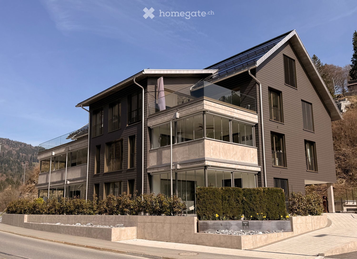 Grossflächige moderne Wohnung mit verglaster Terrasse - Bild 1