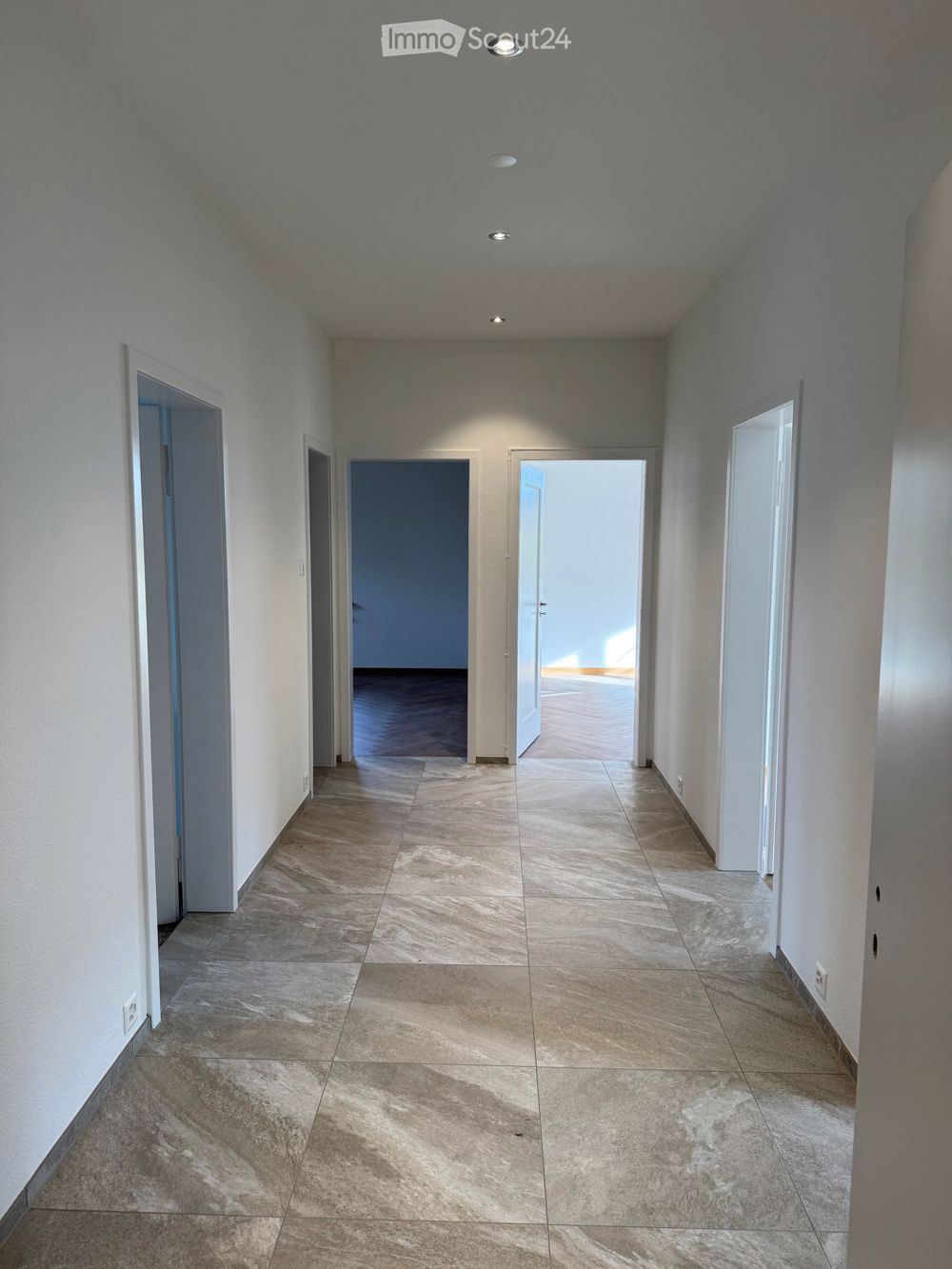 Komplett neu sanierte 4.5 Zimmerwohnung an bester Lage in Wabern - Bild 4