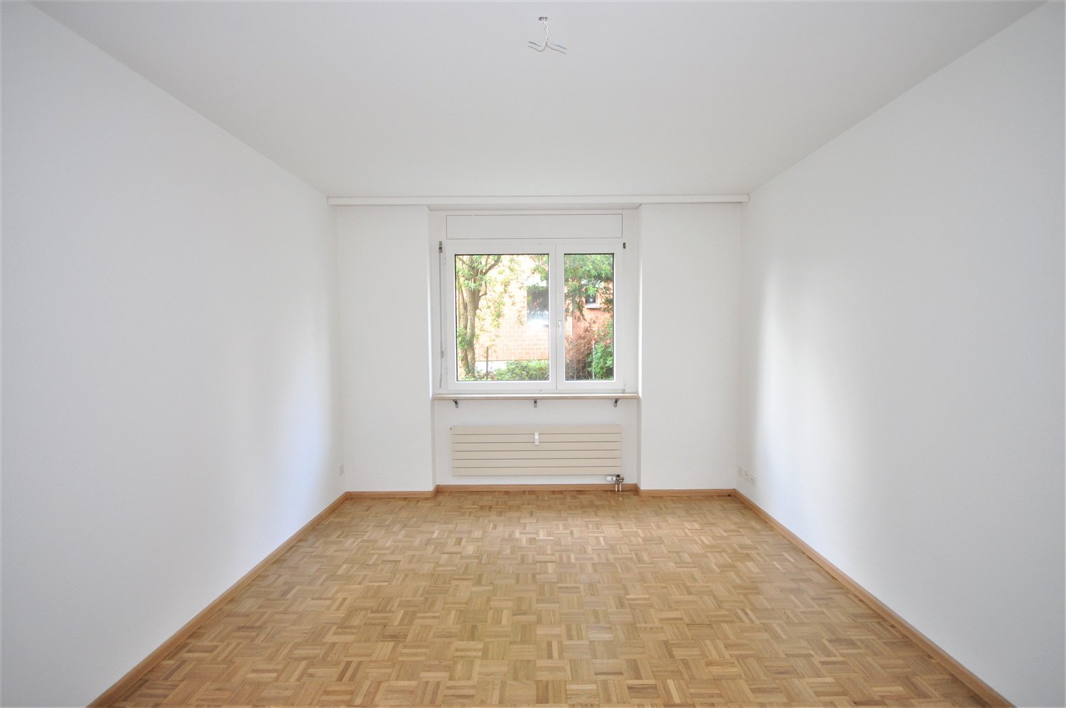 Wohnen am Weidenweg: Licht, Parkett und Ihr eigener Gartenanteil - Zimmer