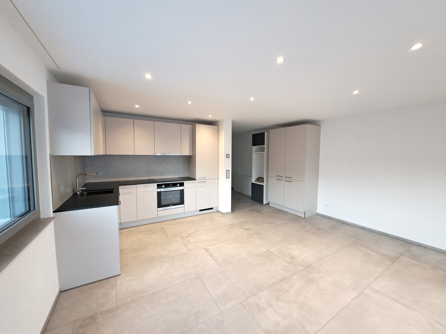 A louer magnifique appartement de 2,5 pièces dans un immeuble neuf avec place de parc dans le garage - Bild 3