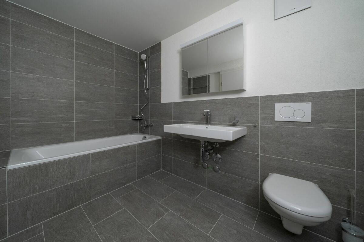 Exklusive 3.5-Zimmer-Gartenwohnung mit gedecktem Sitzplatz und privater Grünfläche - Bild 4