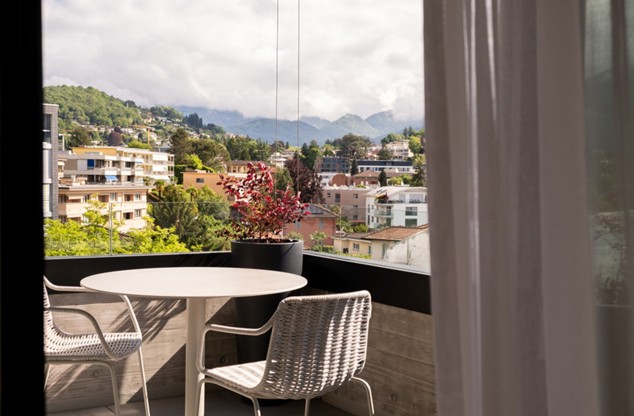 Moderno 2.5 locali ammobiliato con vista panoramica a CHF 1'750/mese + pacchetto servizi obbligatori - Bild 1