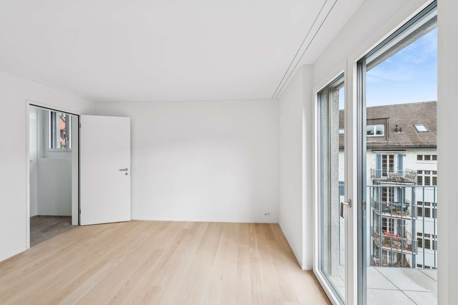 Exklusive Dachwohnung mit privater Terrasse und Seeblick im Zürcher Seefeld - Master Bedroom mit Balkon