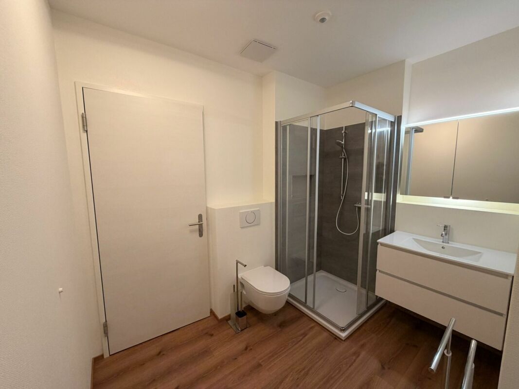 Erstbezug: sonnige 3.5 Zimmer-Wohnung mit Aussicht an ruhiger Lage - Badezimmer mit Dusche