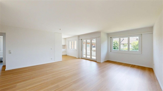 Wohnen in neuem Glanz - Helle 3.5-Zimmerwohnung mit sonnigem Balkon - Erstbezug nach Gesamterneuerung - Bild 2