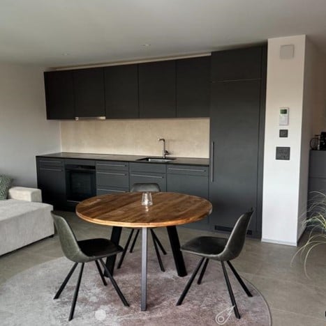 Moderne 2.5-Zimmer-Neubauwohnung mit Balkon und schöner Aussicht in Biel/Bienne – sofort verfügbar - Bild 3