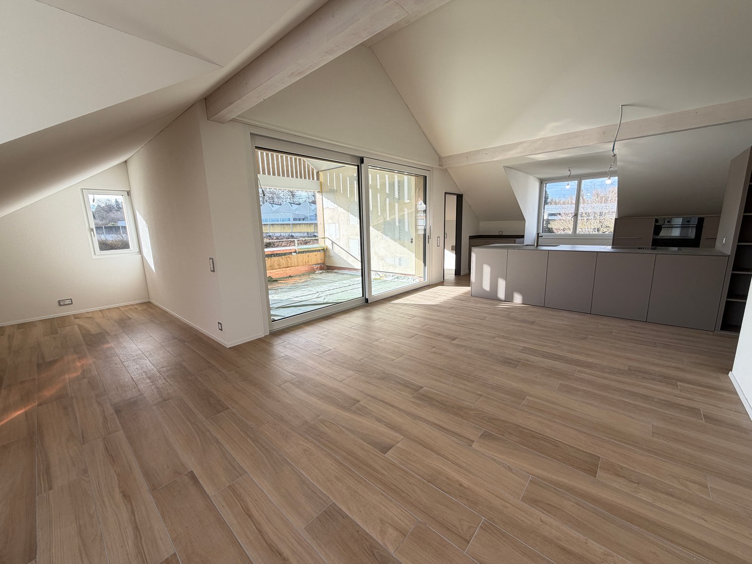 Exklusive 3.5-Zimmer-Dachgeschosswohnung im Neubau – 103 m² mit viel Licht & Charme - Wohnzimmer