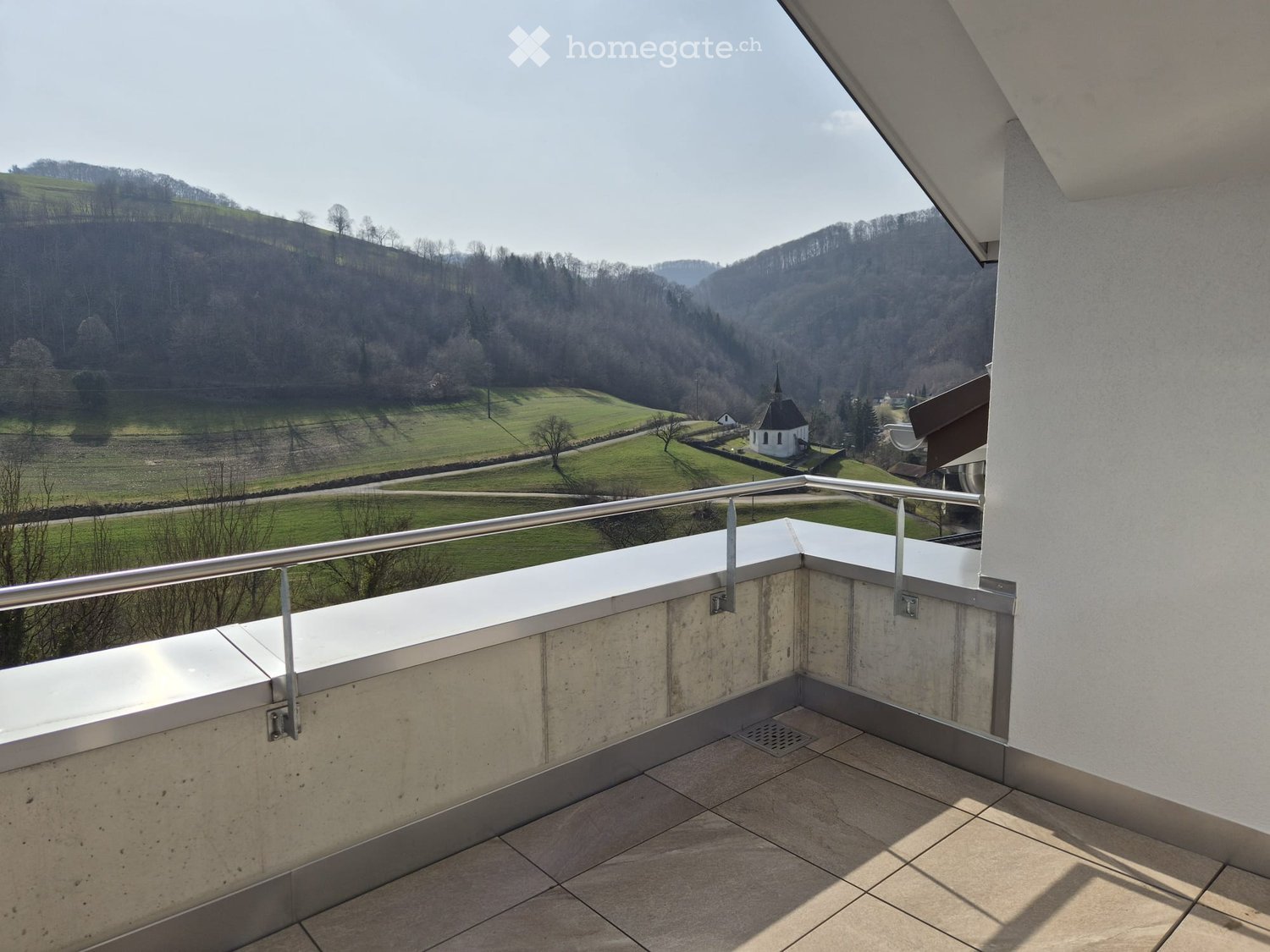 Grosszügige 2.5 Zimmer Dachwohnung mit Panoramablick ins Grüne in Densbüren - Bild 1