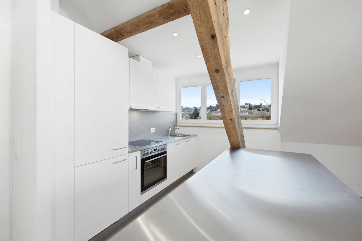 Moderne 2 1/2-Zimmer-Dachwohnung in kernsaniertem Mehrfamilienhaus Nähe Kronenplatz - Bild 2