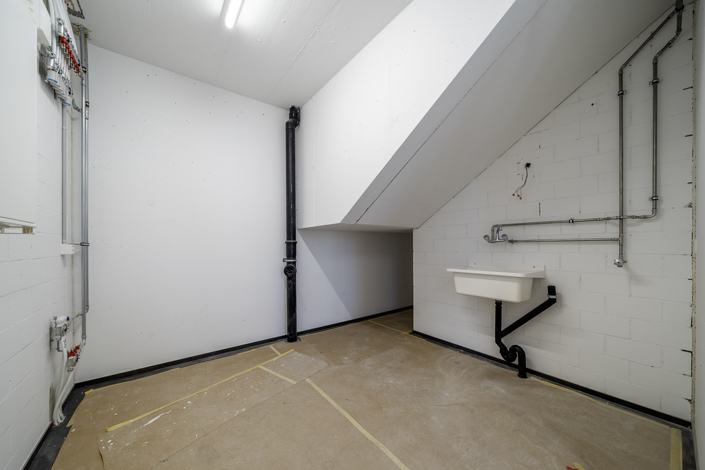 Erstbezug - Exklusiver Hausteil an ruhiger Privatstrasse - Keller / Waschraum