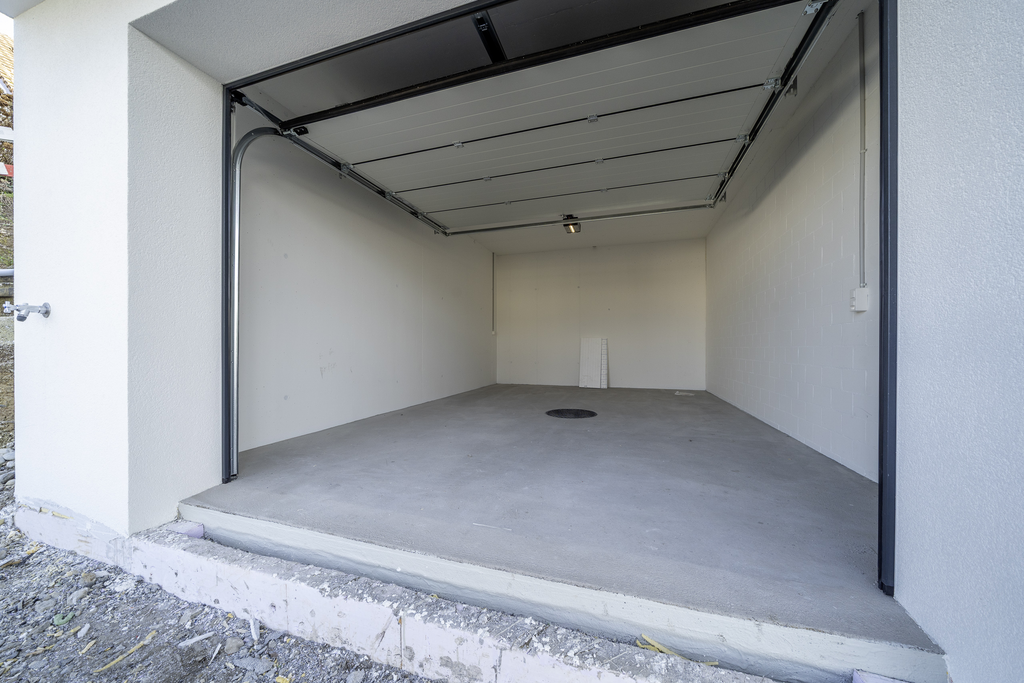 Erstbezug - Exklusiver Hausteil an ruhiger Privatstrasse - Garage