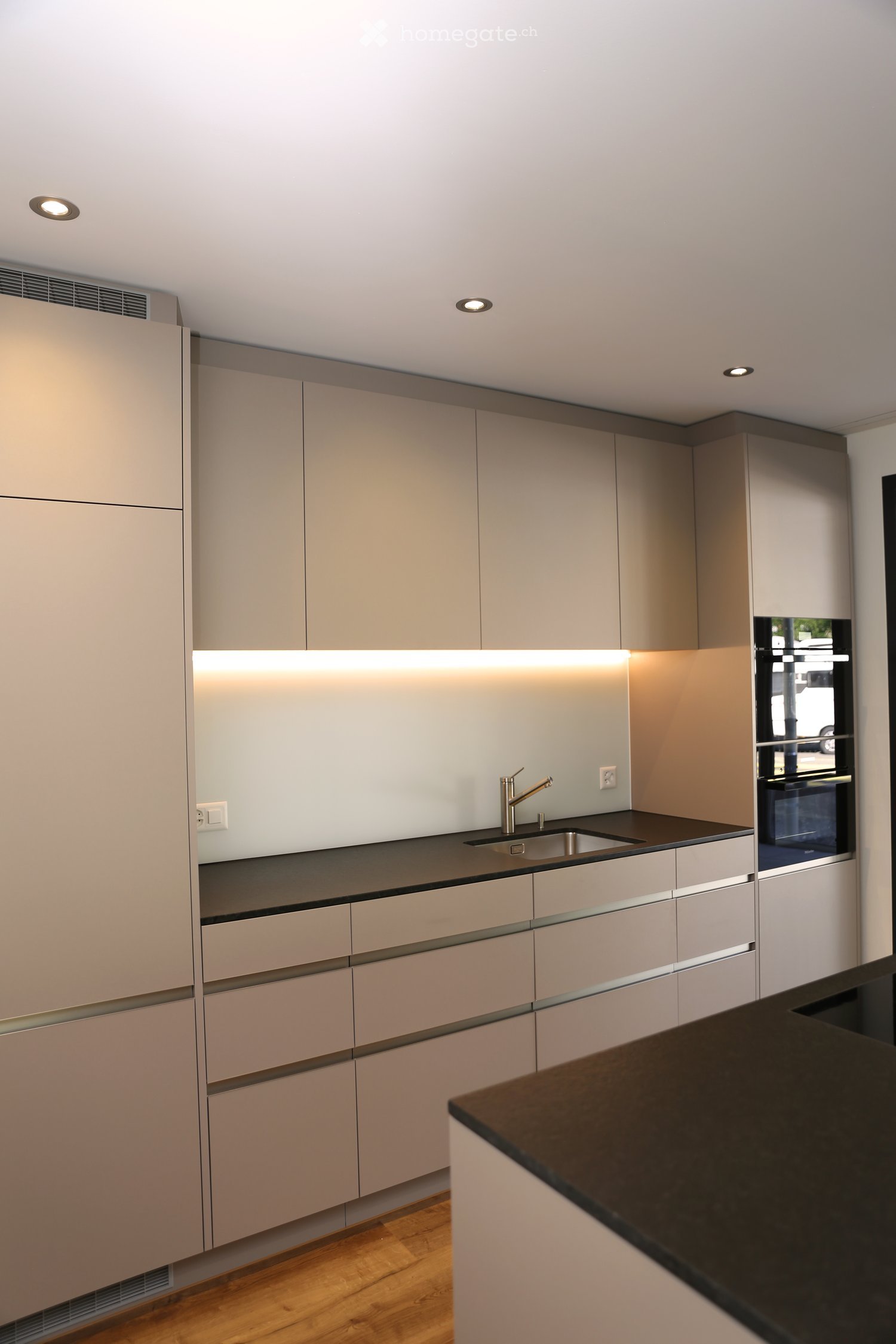 Grossflächige moderne Wohnung mit verglaster Terrasse - Bild 8