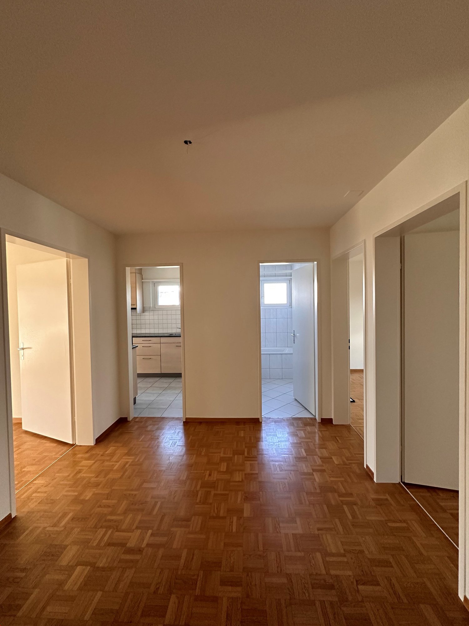 Sonnige 4,5 Zimmerwohnung mit Balkon - Bild 2