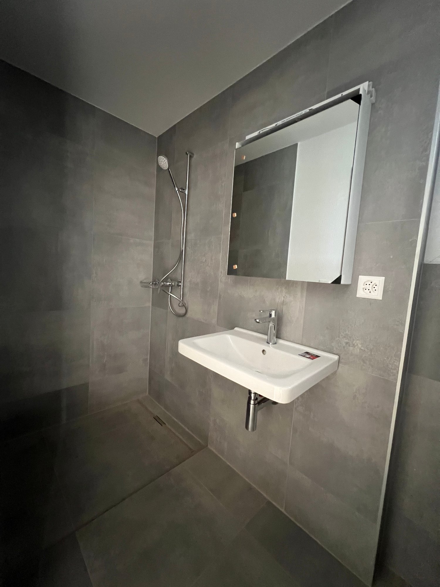 NEUWERTIGE totalsanierte 1.5-Zimmerwohnungen mit Terrasse in Nidau - Bild 5