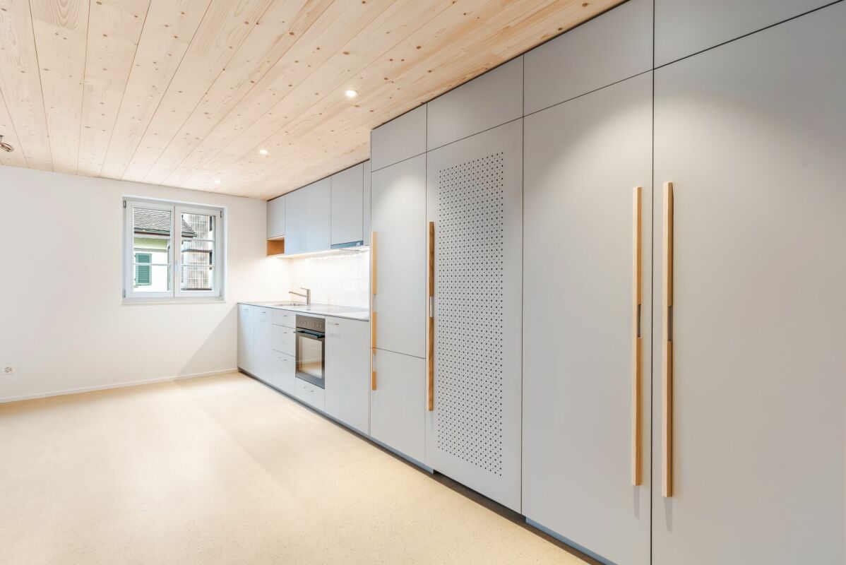 Stilvolle 2.5-Zimmer-Neubauwohnung mit hochwertiger Materialisierung und ruhigem Wohnambiente - Bild 2