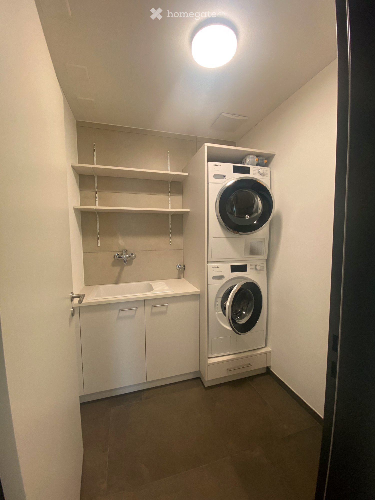 Grossflächige moderne Wohnung mit verglaster Terrasse - Bild 12