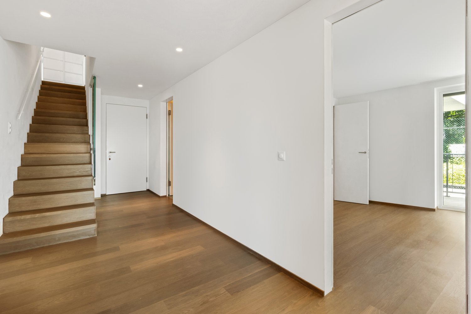 4.5-Zimmer-Maisonette-Terrassenwohnung mit Traumaussicht - Korridor EG