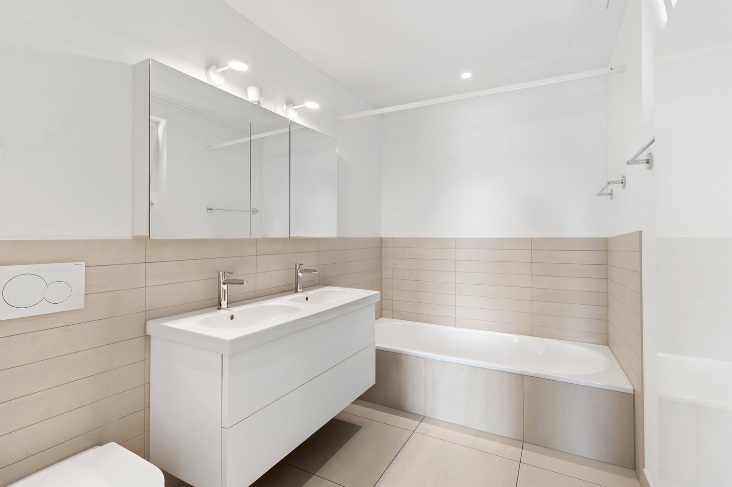 4.5-Zimmer-Maisonette-Terrassenwohnung mit Traumaussicht - Bad Master