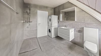 Grosszügige 3 1/2 Zimmer- Dachwohnung mit saniertem Bad - Bild 2