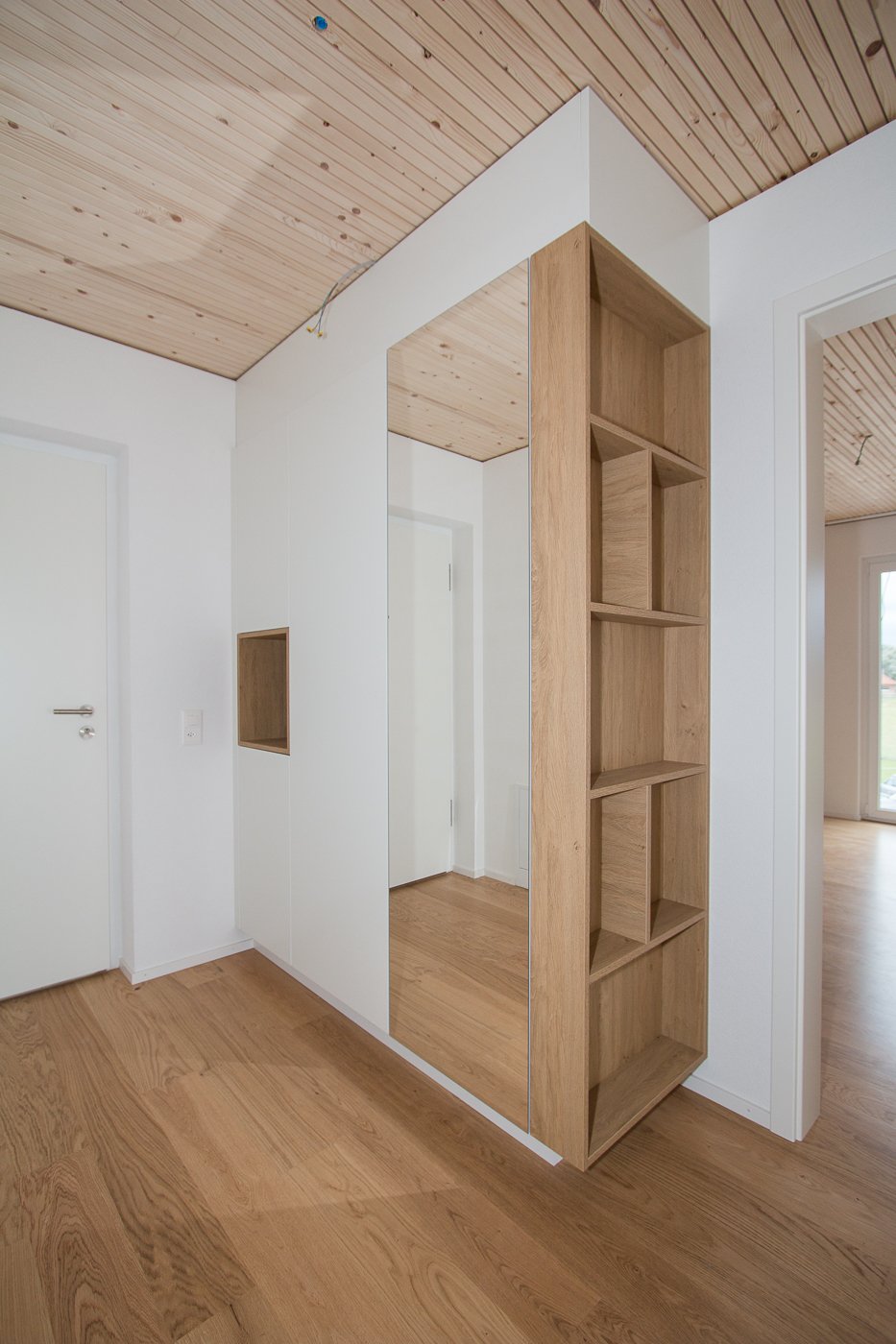 Moderne helle 2.5 Zimmer-Wohnung mit Balkon in Seenähe - Bild 2