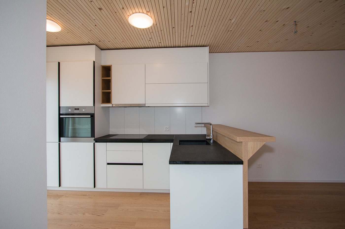 Moderne helle 2.5 Zimmer-Wohnung mit Balkon in Seenähe - Bild 3