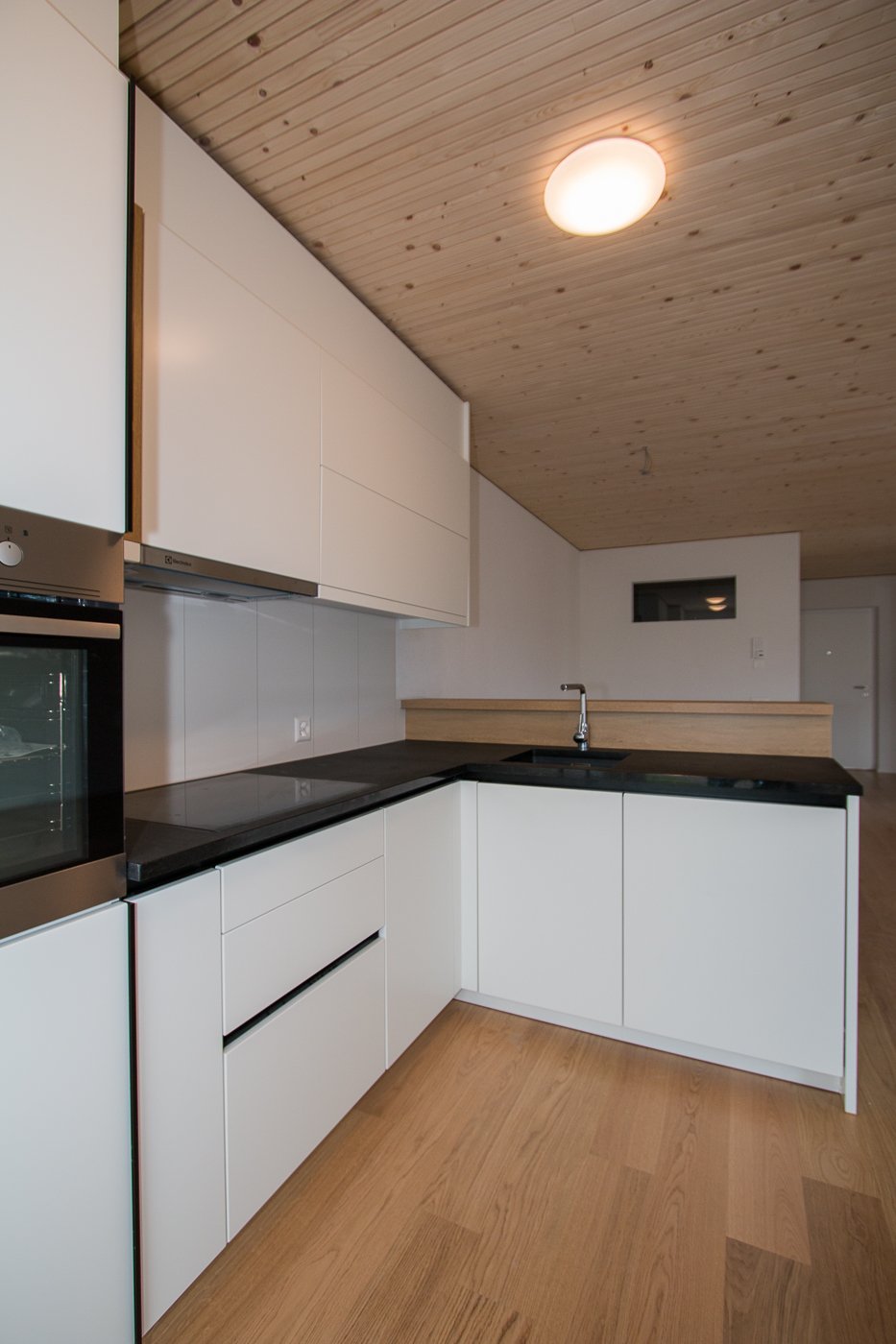 Moderne helle 2.5 Zimmer-Wohnung mit Balkon in Seenähe - Bild 4