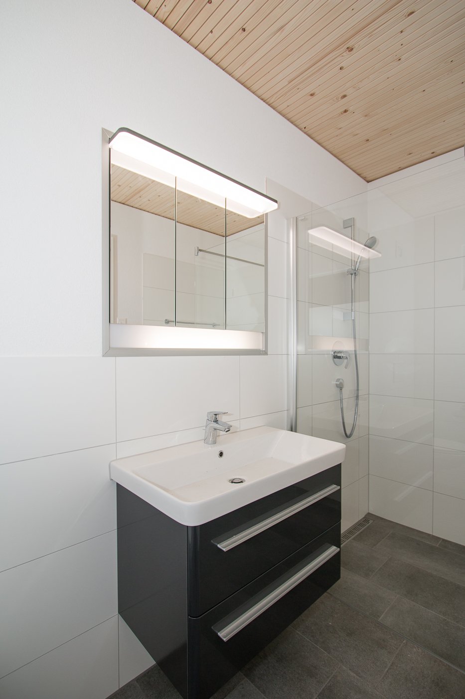 Moderne helle 2.5 Zimmer-Wohnung mit Balkon in Seenähe - Bild 6