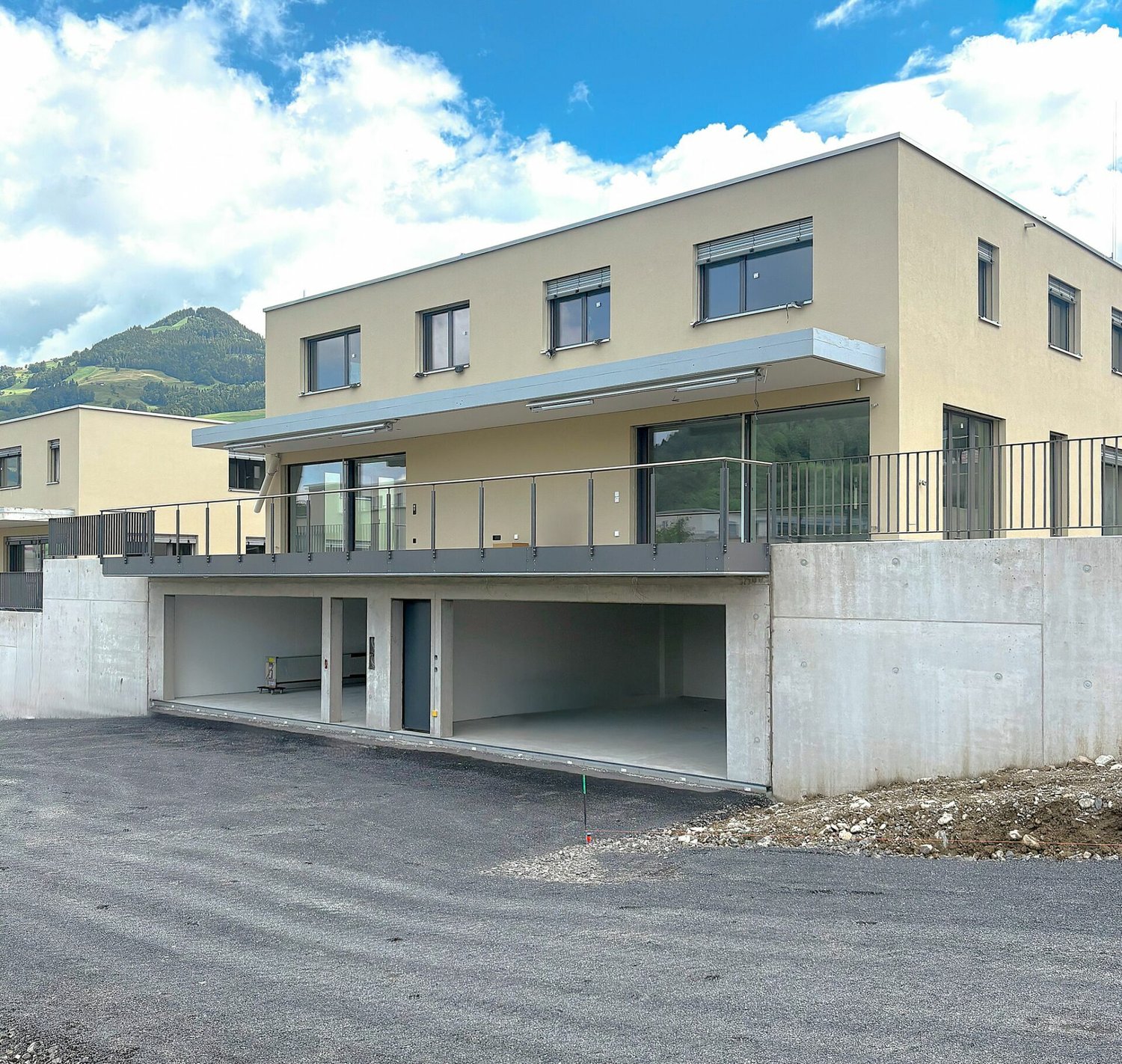 Neues 6.5-Zimmer-Doppeleinfamilienhaus mit grosszügigem Garten - Bild 1