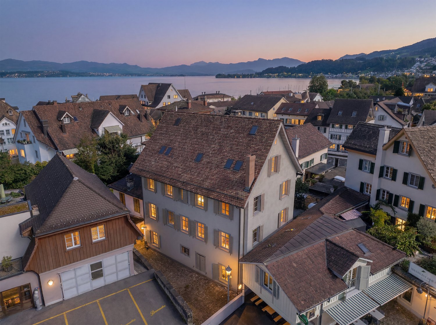 Erstvermietung: Hochwertige 3.5-Zimmerwohnung zu vermieten - Poststrasse_Aussenvisualisierung_Dämmerung.jpg