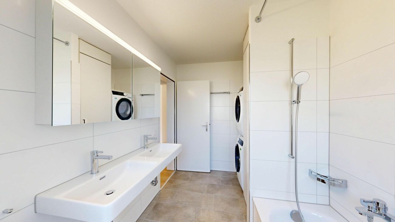 Attraktive 3.5-Zimmerwohnung mit sonnigem Balkon - Erstbezug nach liebevoller Gesamterneuerung - Dusche / WC