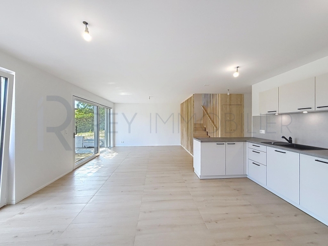 Neues Dreierhaus in Villa mit Terrasse und Garten - Bild 1