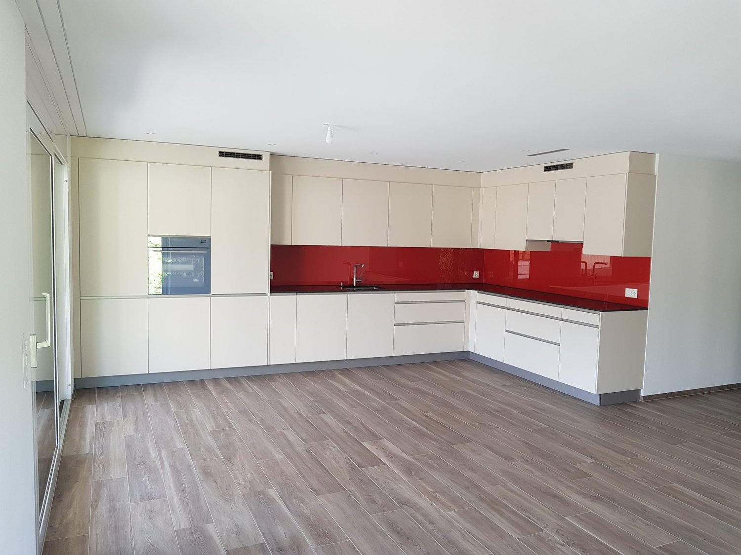 4,5 Zimmerwohnung gleich am Bahnhof Sennhof-Winterthur - Moderne Einbauküche mit Elektrogeräten und praktischer L-Form