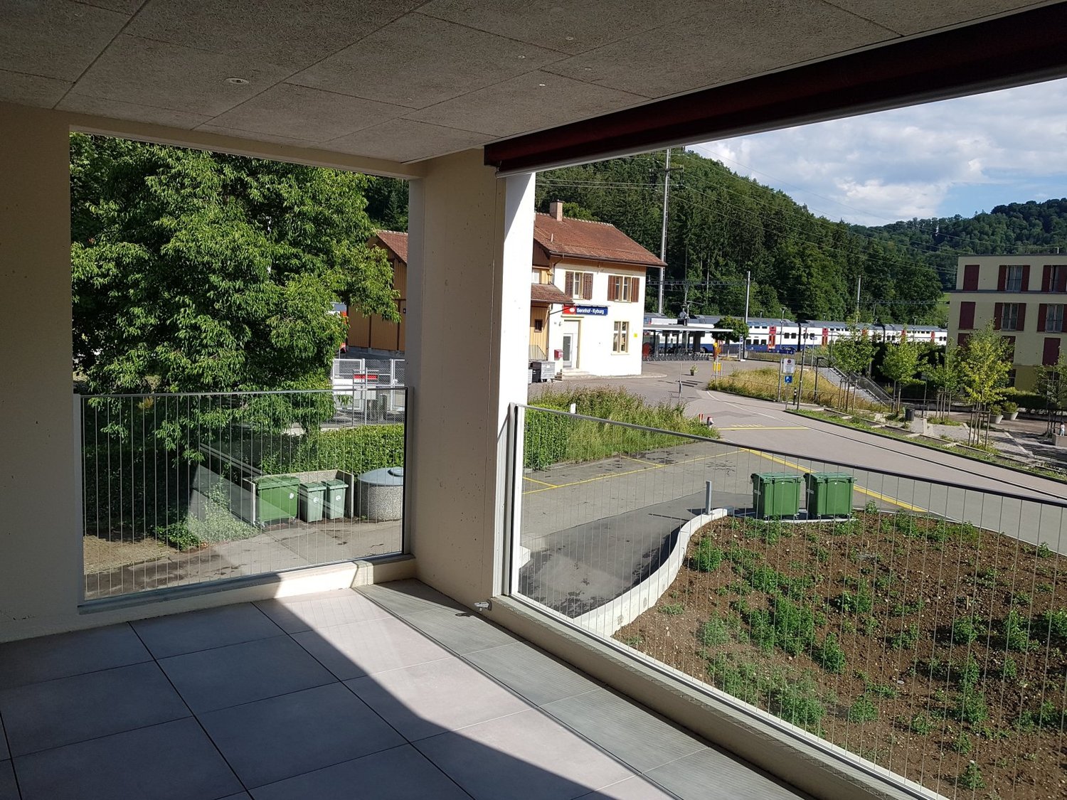 4,5 Zimmerwohnung gleich am Bahnhof Sennhof-Winterthur - Heller Wohnbereich mit großflächiger Verglasung und Zugang zu Balkon mit Ausblick