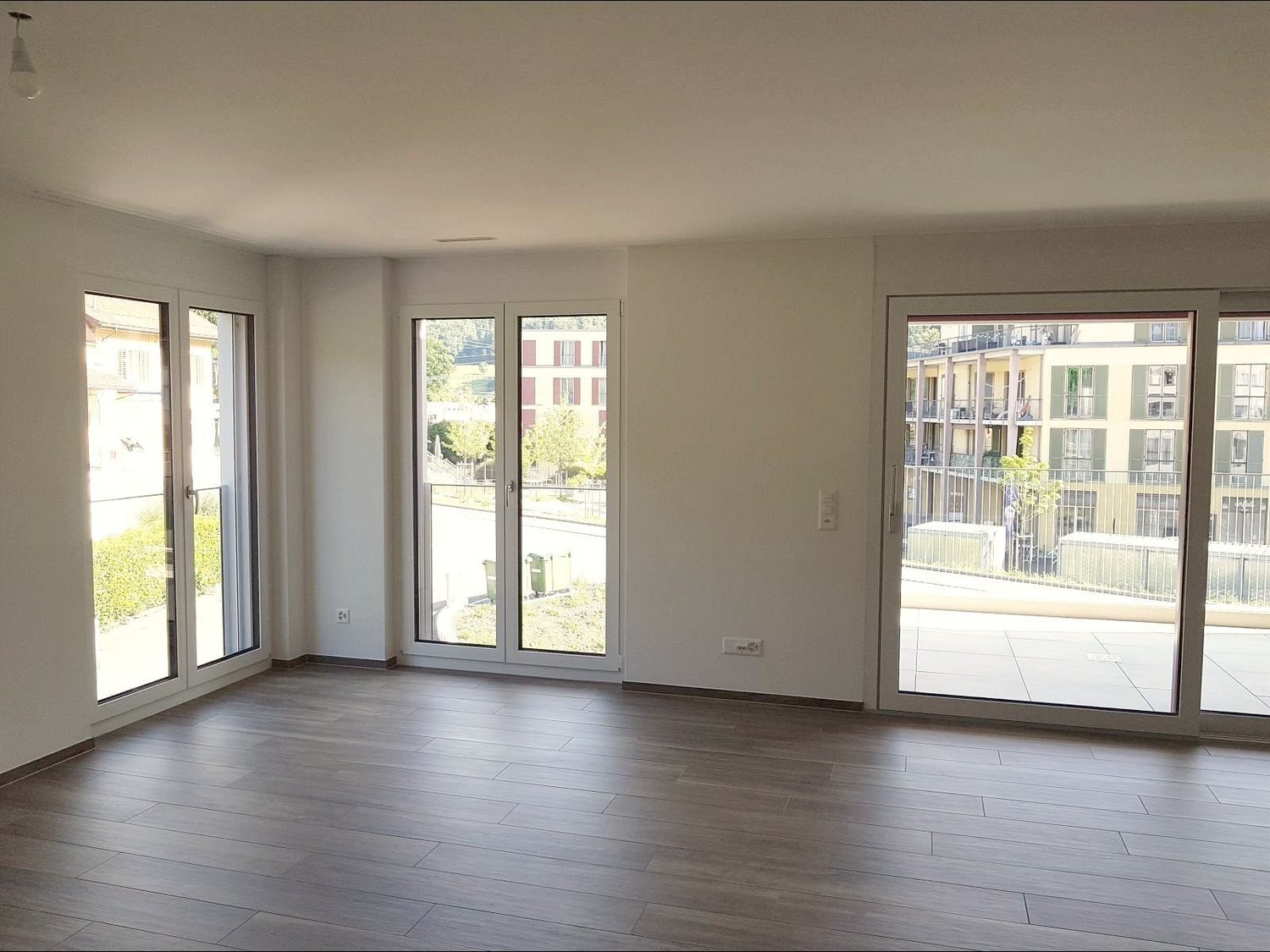 4,5 Zimmerwohnung gleich am Bahnhof Sennhof-Winterthur - Lichtreiche Wohnfläche mit mehrfacher Terrassenbindung und Panoramaverglasung
